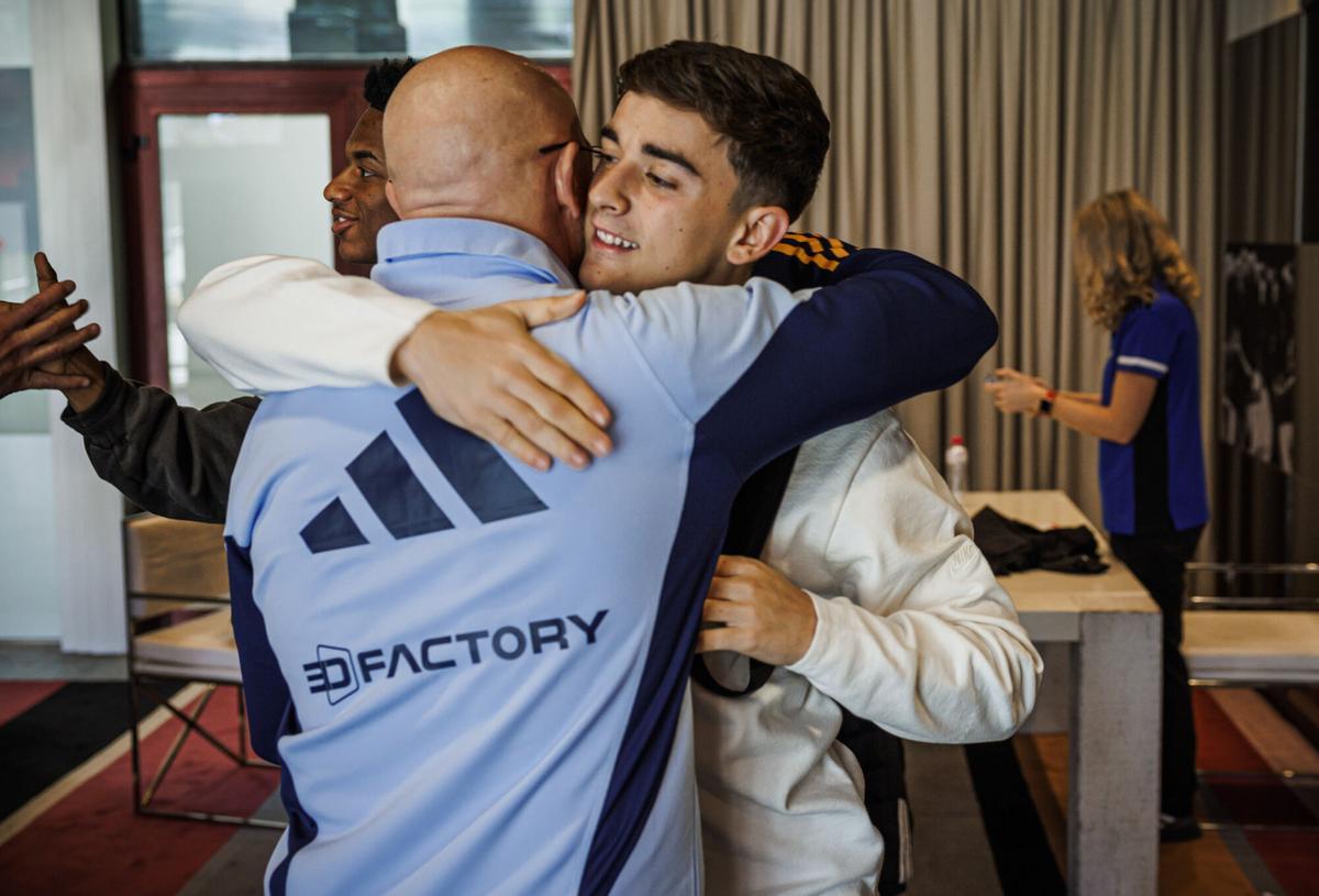 El seleccionador nacional Luis de la Fuente saluda a Gavi a su llegada a la concentración que el combinado nacional comienza en la Ciudad del Fútbol de Las Rozas