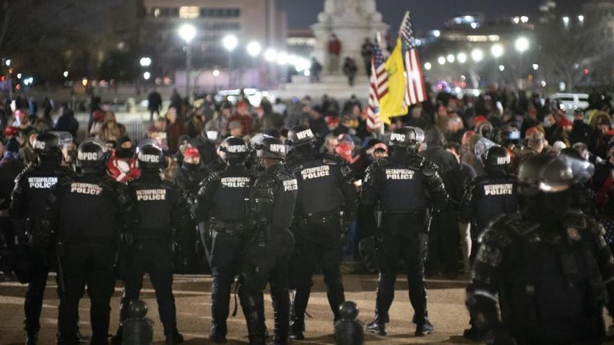 Policía durante el asalto de los partidarios del presidente de Estados Unidos, Donald Trump, al Capitolio.