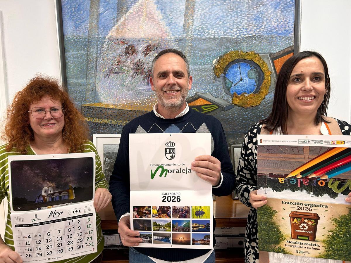 El alcalde y ediles muestran el calendario.