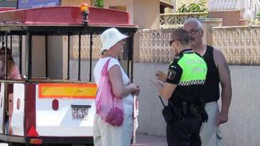 Una mujer resulta herida tras desplomarse desde un tren turístico en marcha