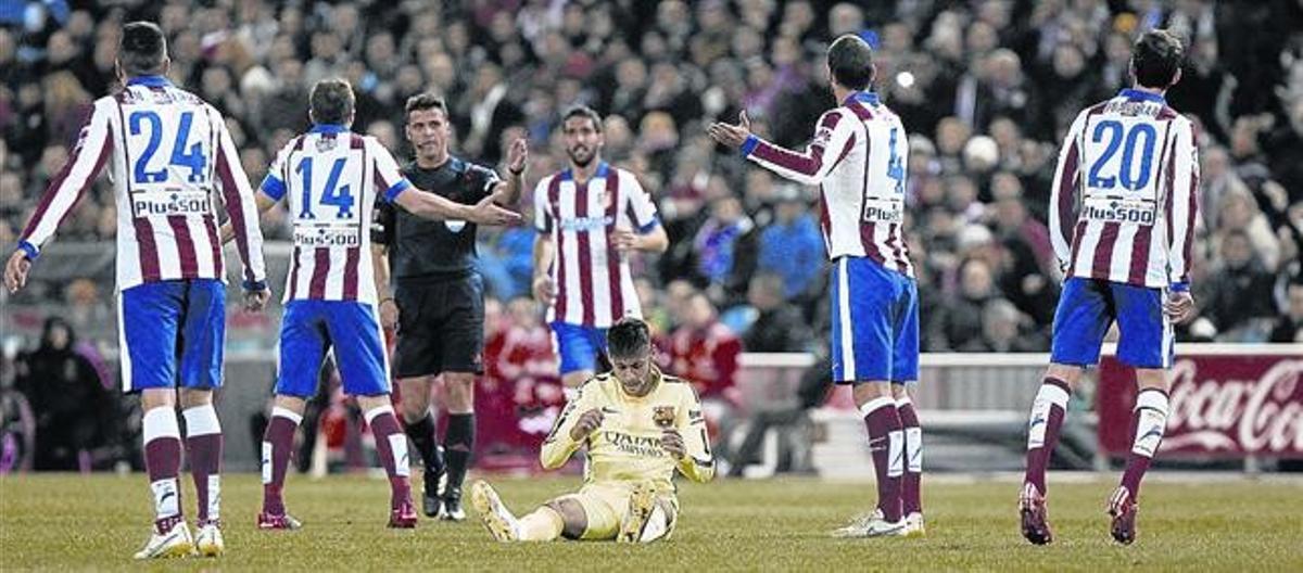Els jugadors de l’Atlètic protesten una falta, amb Neymar a terra. Els jugadors de l’Atlètic protesten una falta, amb Neymar a terra.