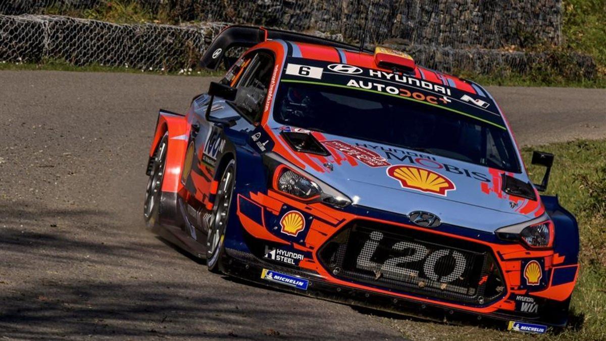 Dani Sordo al volante del Hyundai en un tramo del Rally de Córcega