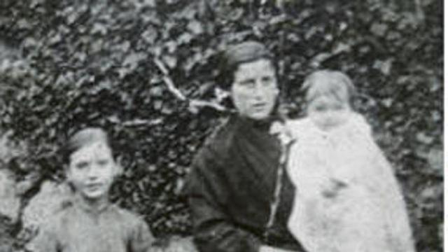Maximino Lazarí casou en segundas nupcias coa súa cuñada Leonor Parcero e tiveron oito fillos. Na foto Leonor con cinco dos moitos netos de Venturiña. C.a. 1915.