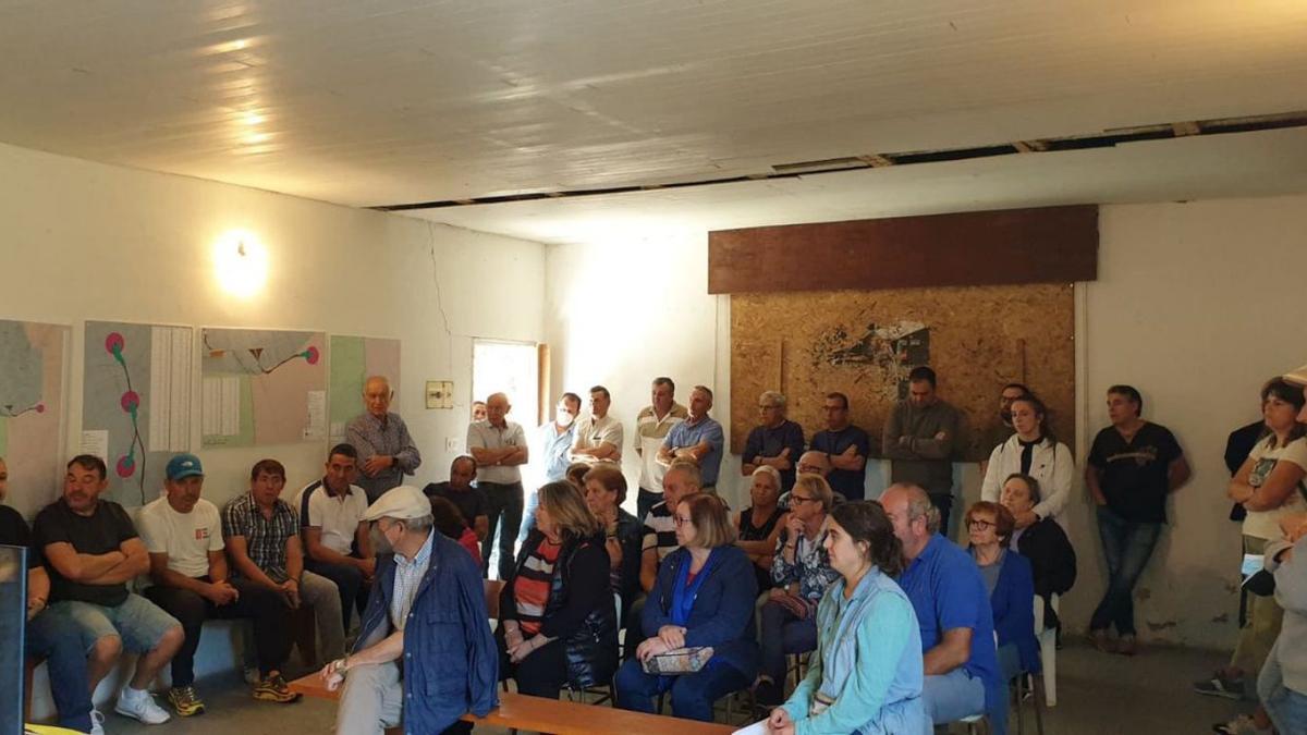 Los asistentes a la charla informativa del domingo organizada por Alarma en Terra de Montes.