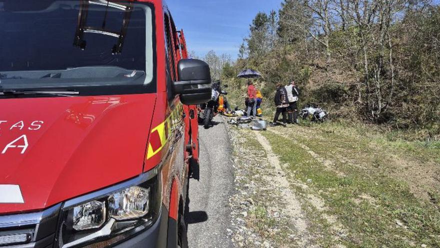 Un motorista resulta herido grave al salirse de la calzada en la OU-302 en Muíños