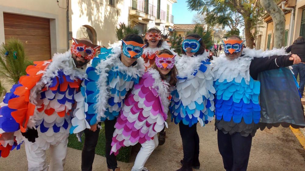 Sencelles anticipa el Carnaval con un colorista desfile de carrozas