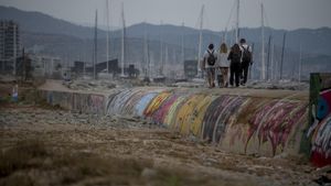 Veïns del Besòs demanen descontaminar les platges tancades de Sant Adrià i Badalona