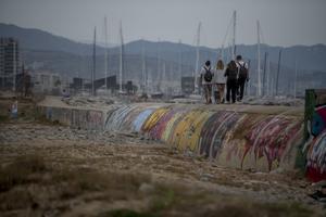 Veïns del Besòs demanen descontaminar les platges tancades de Sant Adrià i Badalona