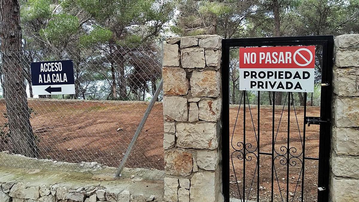 Carteles de prohibido el paso y que desvían al complicado acceso desde la cala Blanca. | A. P. F.