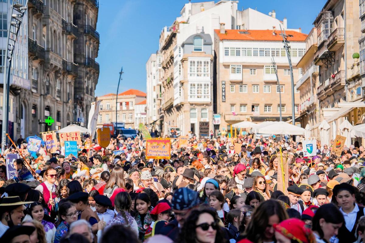Más de 2.000 escolares toman Vigo con la Reconquistiña