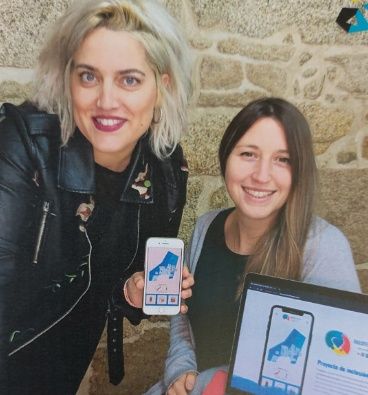 Mela Iglesias y Sonia Ferro, en la oficina de Cangas.