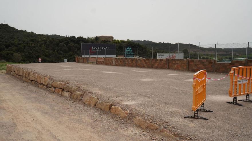 El mur que s’ha reforçat i l’escullera que s’ha construït al camp de futbol de Puig-reig  | MIREIA ARSO