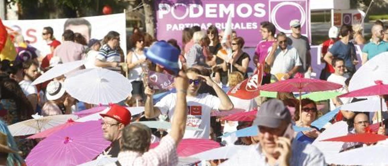 Inscritos y simpatizantes de Podemos en un acto electoral en 2015 en Alicante.