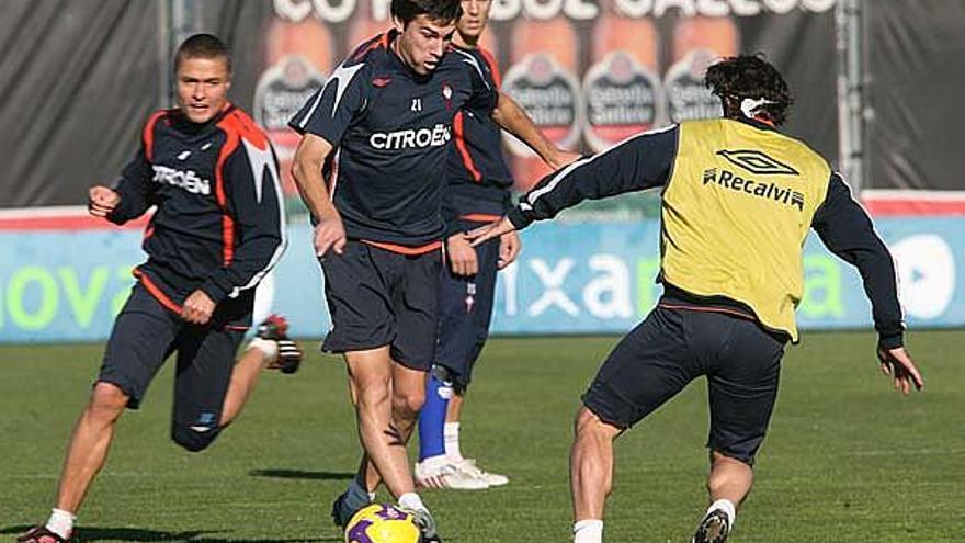 Dani Abalo conduce el balón ante Maris Verpakovskis y Fajardo, de espaldas, durante el entrenamiento de ayer en A Madroa