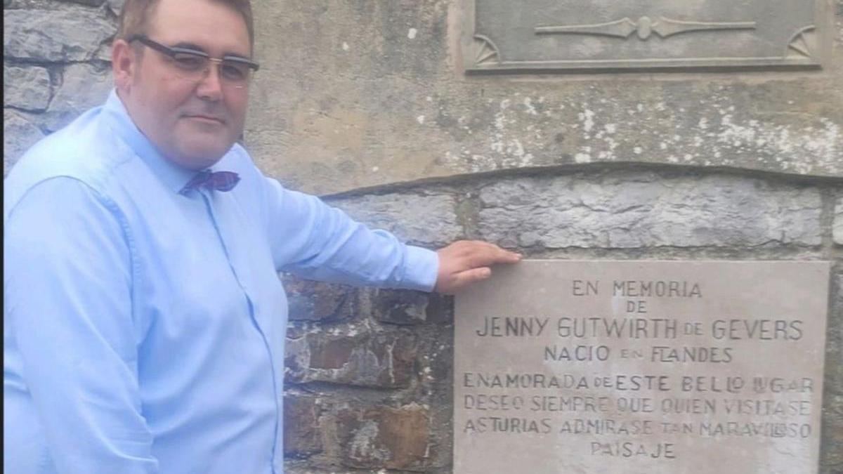 El actor Nacho Fernández, ante la placa que da título a la película.