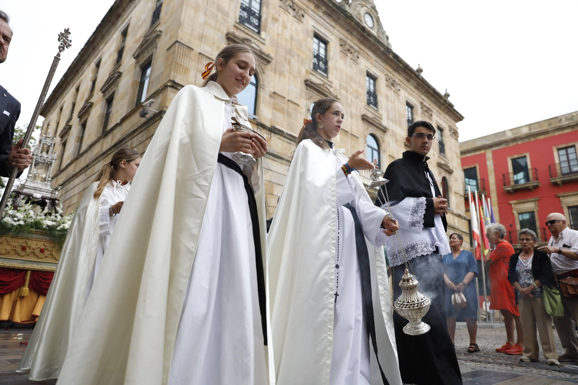 Pétalos, incienso, niños... así fue la procesión del Corpus Christi en Gijón (en imágenes)