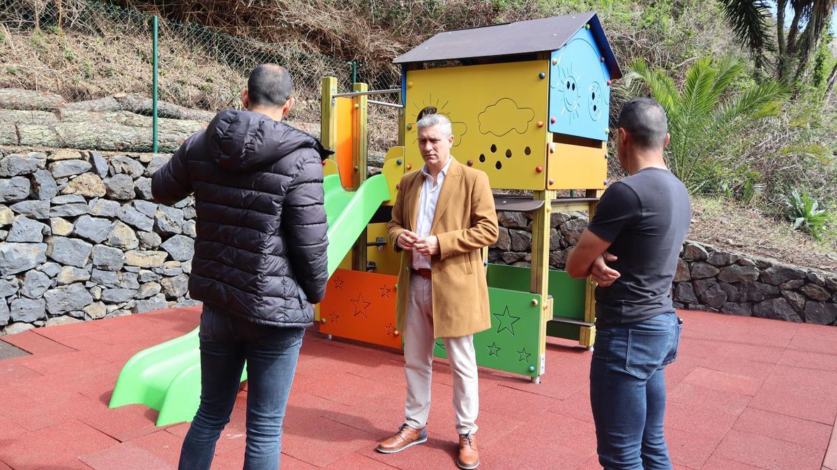 El concejal Fran Hernández (c) en Las Carboneras.