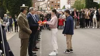 La celebración del Día de las Fuerzas Armadas en Gijón arranca con los alumnos del IES Montevil: "Nos enorgullece"