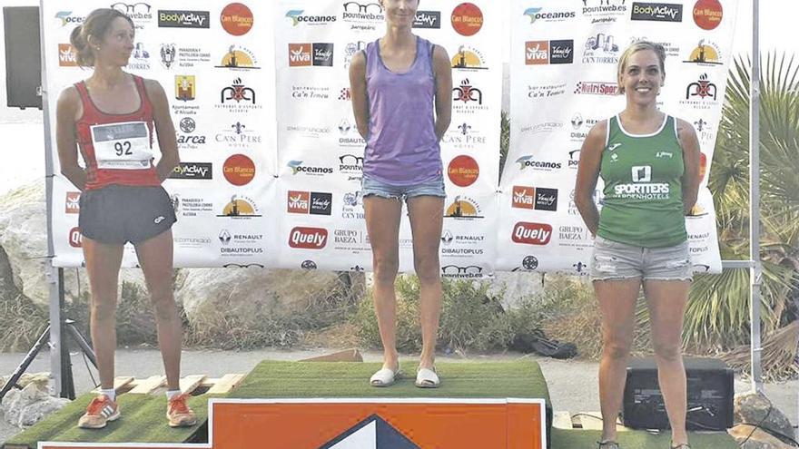 Las tres primeras clasificadas femeninas posan en el podio tras la carrera.