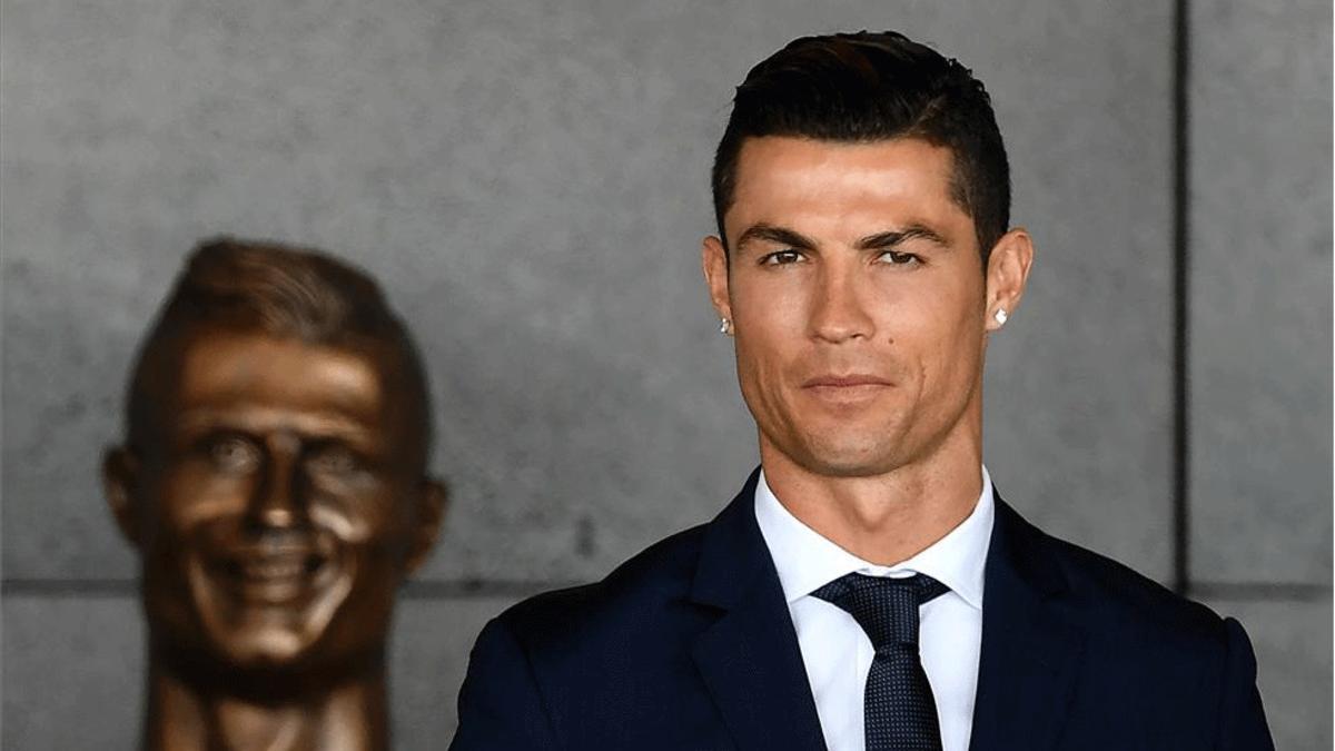 Cristiano Ronaldo, junto a su busto