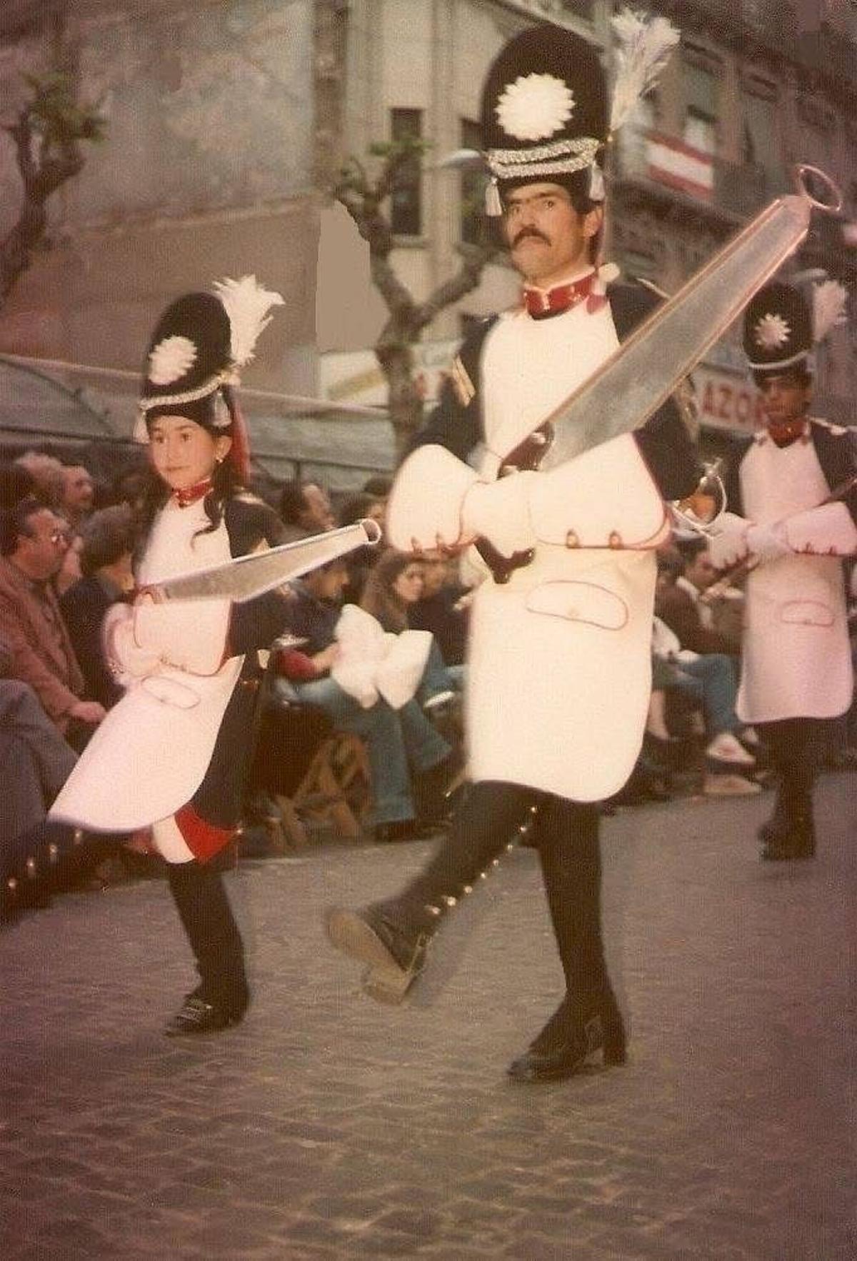 Imagen de 1982, cuando desfiló una niña en los Granaderos.