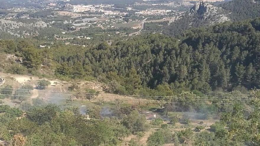 Arden 1.500 metros cuadrados de matorral entre Polop y Guadalest