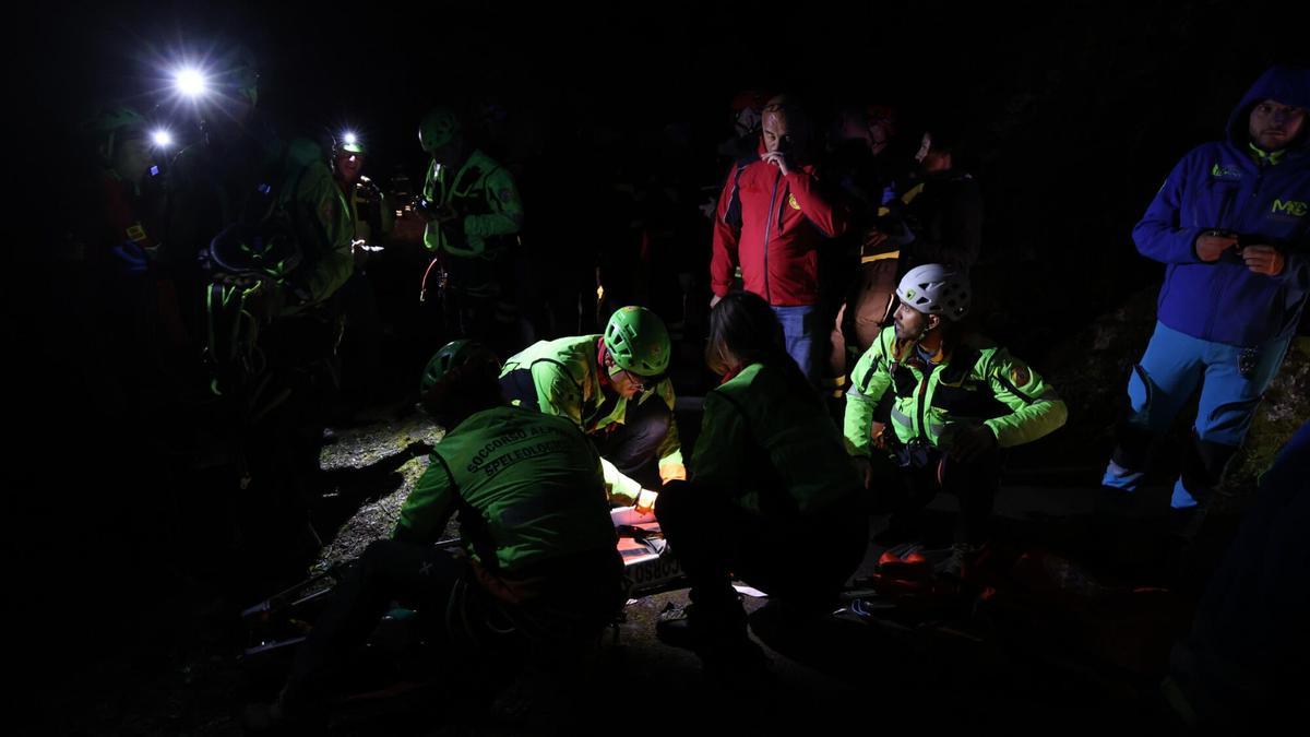 Efectivos de emergencias tratan de socorrer a los heridos.