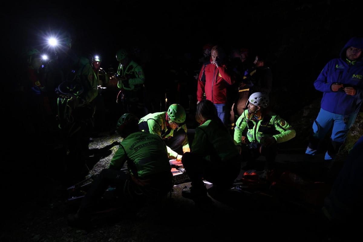 Efectivos de emergencias tratan de socorrer a los heridos.