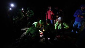 CASTELLAMMARE (Italy), 17/04/2025.- Rescuers at work near the site of the Monte Faito cable car collapse in Faito, Castellammare, Italy, 17 April 2025. Four people were killed when a cable car carrying tourists to a mountain near Naples crashed to the ground. Another person was seriously injured in the accident, and sent by helicopter to hospital, rescuers reported. (Italia, Nápoles) EFE/EPA/CESARE ABBATE