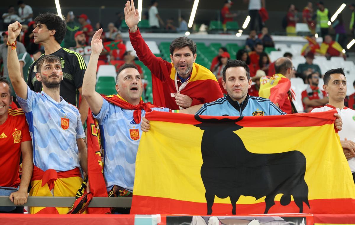 Doha (Qatar), 06/12/2022.- Fans of Spain prior the FIFA World Cup 2022 round of 16 soccer match between Morocco and Spain at Education City Stadium in Doha, Qatar, 06 December 2022. (Mundial de Fútbol, Marruecos, España, Catar) EFE/EPA/Tolga Bozoglu