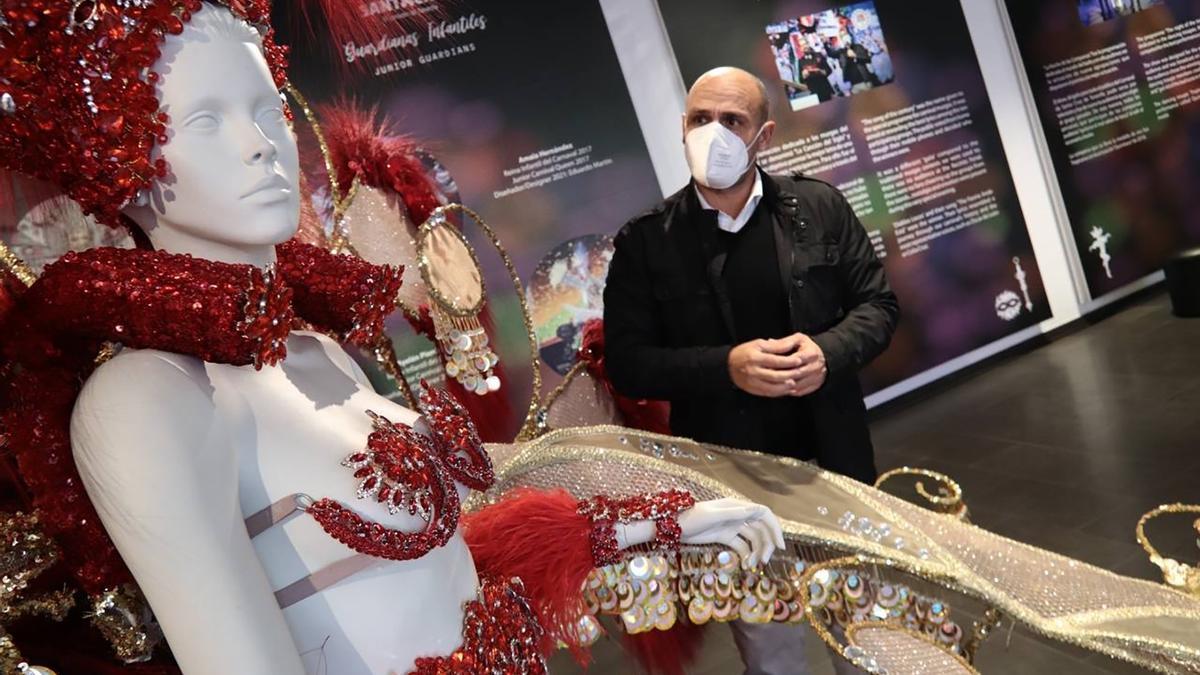 El concejal de Fiestas, Alfonso Cabello, en la Casa del Carnaval.