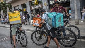 Repartidores de varias plataformas digitales se concentran frente a restaurantes de comida rápida para esperar sus pedidos. /