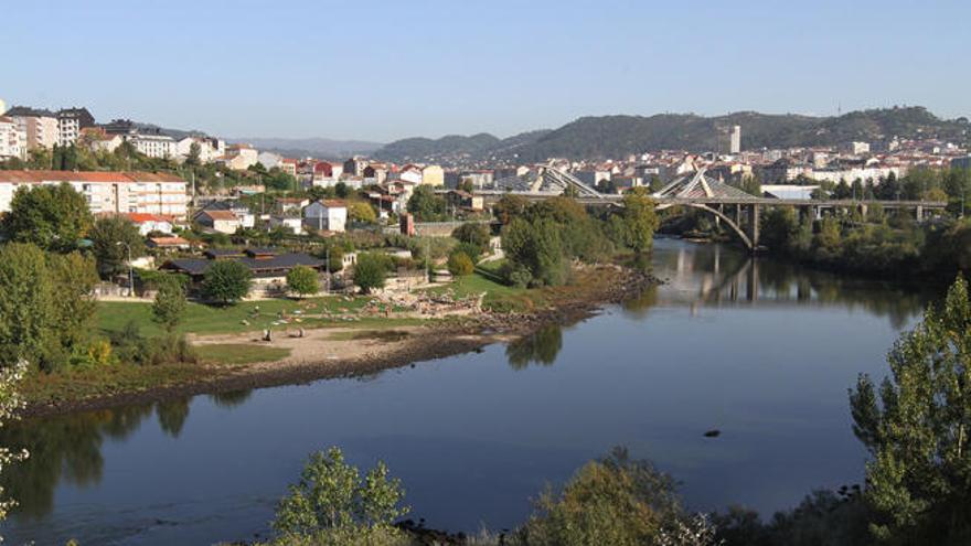 Vista de Ourense con el río Miño y el Puente del Mileni // I. Osorio