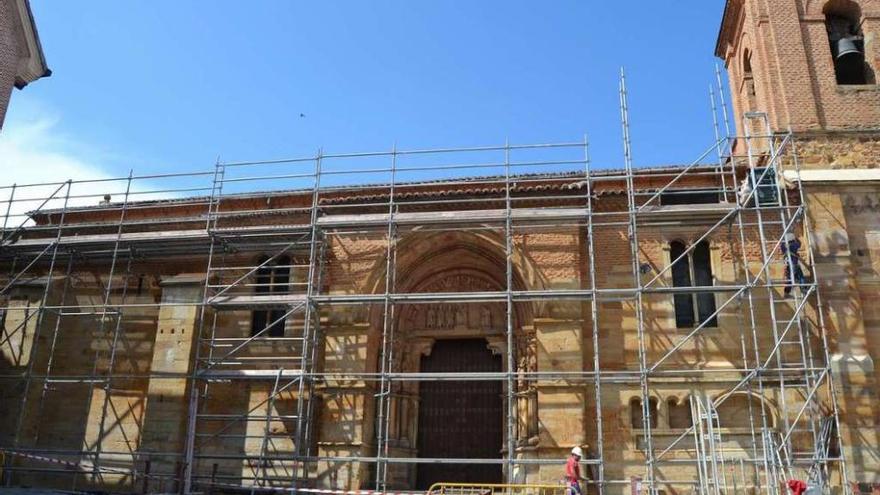 Instalación del andamio para el arreglo de la iglesia de San Juan, ayer en Benavente.