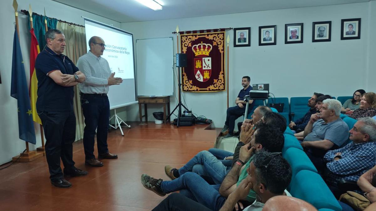 Javier Faúndez y Fernando Prada durante la presentación del Plan de la Raya en Aliste. | CH. S.