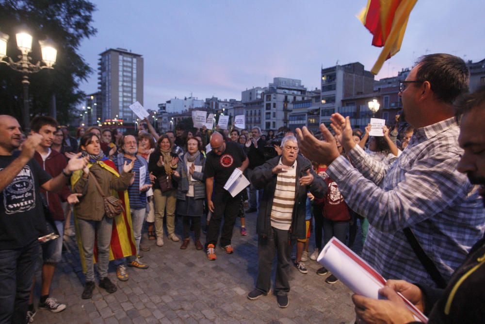 Enganxada de cartells a Girona a favor del referèndum