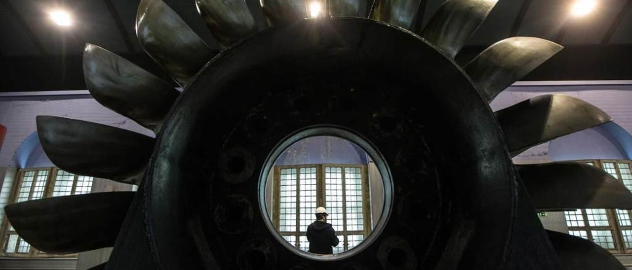 Una turbina en el interior de la central de Belmonte.