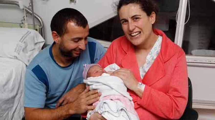 Silvia y Álex, con Fiz, primer bebé de 2014 en Vigo. / R.Grobas