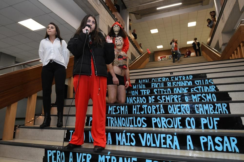 Sentada y performance feministas en el campus de Pontevedra