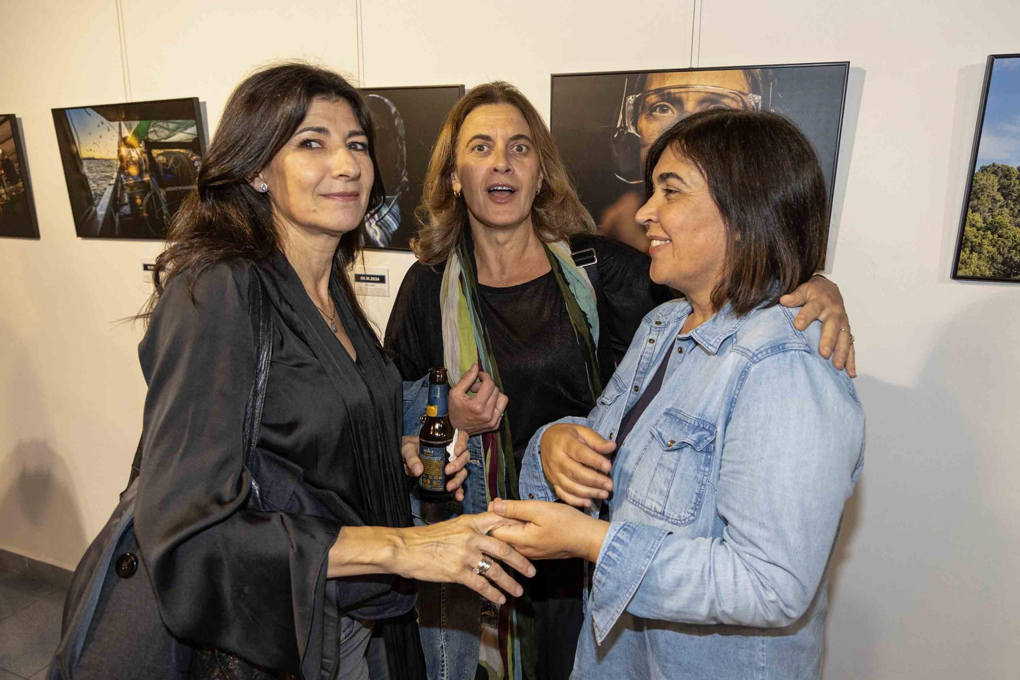 lleno total en la inauguración de INFotoperiodistas 2024,. un año de fotografía de prensa en Alicante