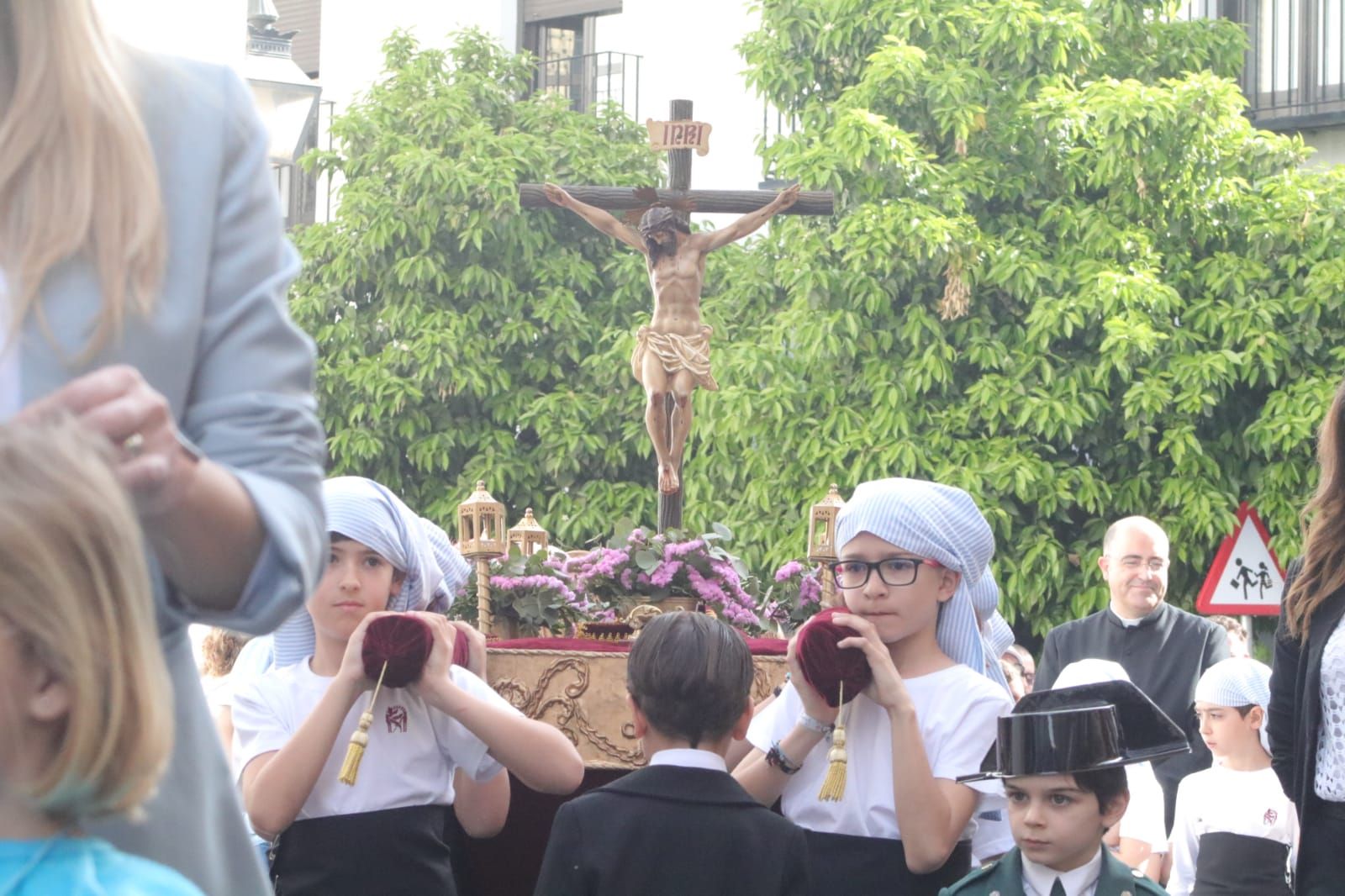 Pequeños del colegio de la Inmaculada durante su procesión.