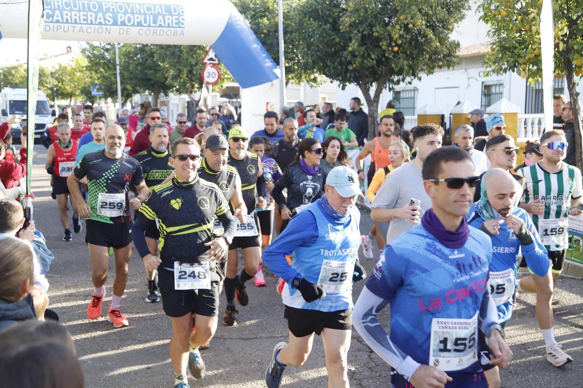 Un grupo de atletas, en la Cañada Real Soriana.