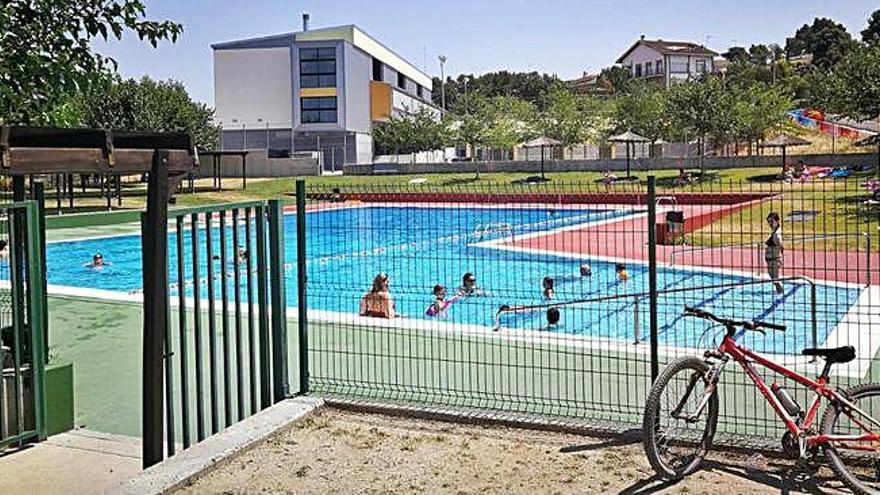 La piscina de Castellnou de Bages, amb poca gent el primer cap de setmana amb restriccions d&#039;entrades