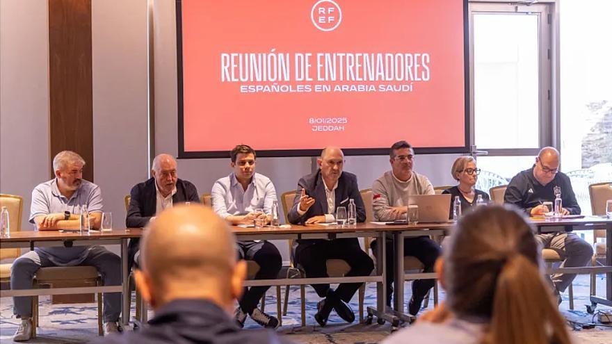 Louzán se reúne con los entrenadores españoles en Arabia
