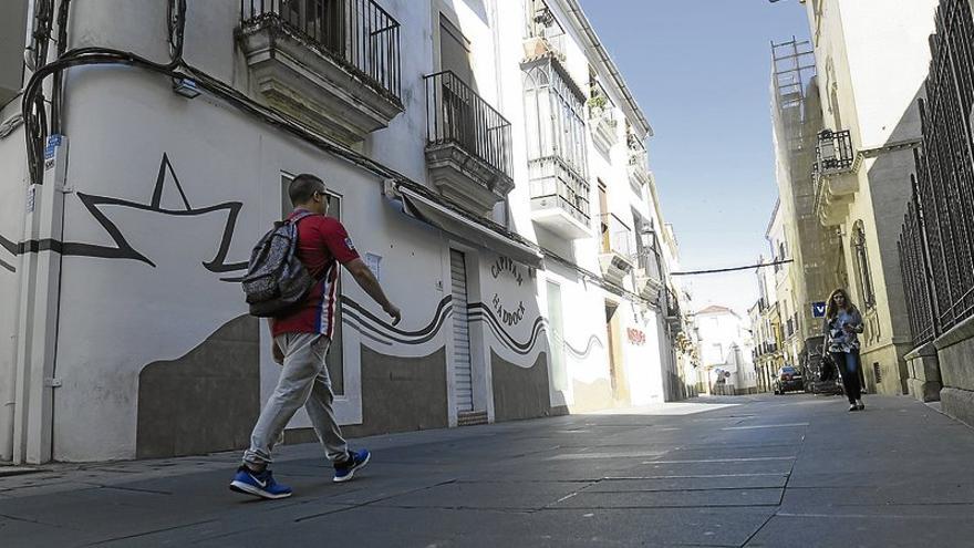 La policía de Cáceres ha puesto 40 multas a locales porque sus clientes beben en la calle