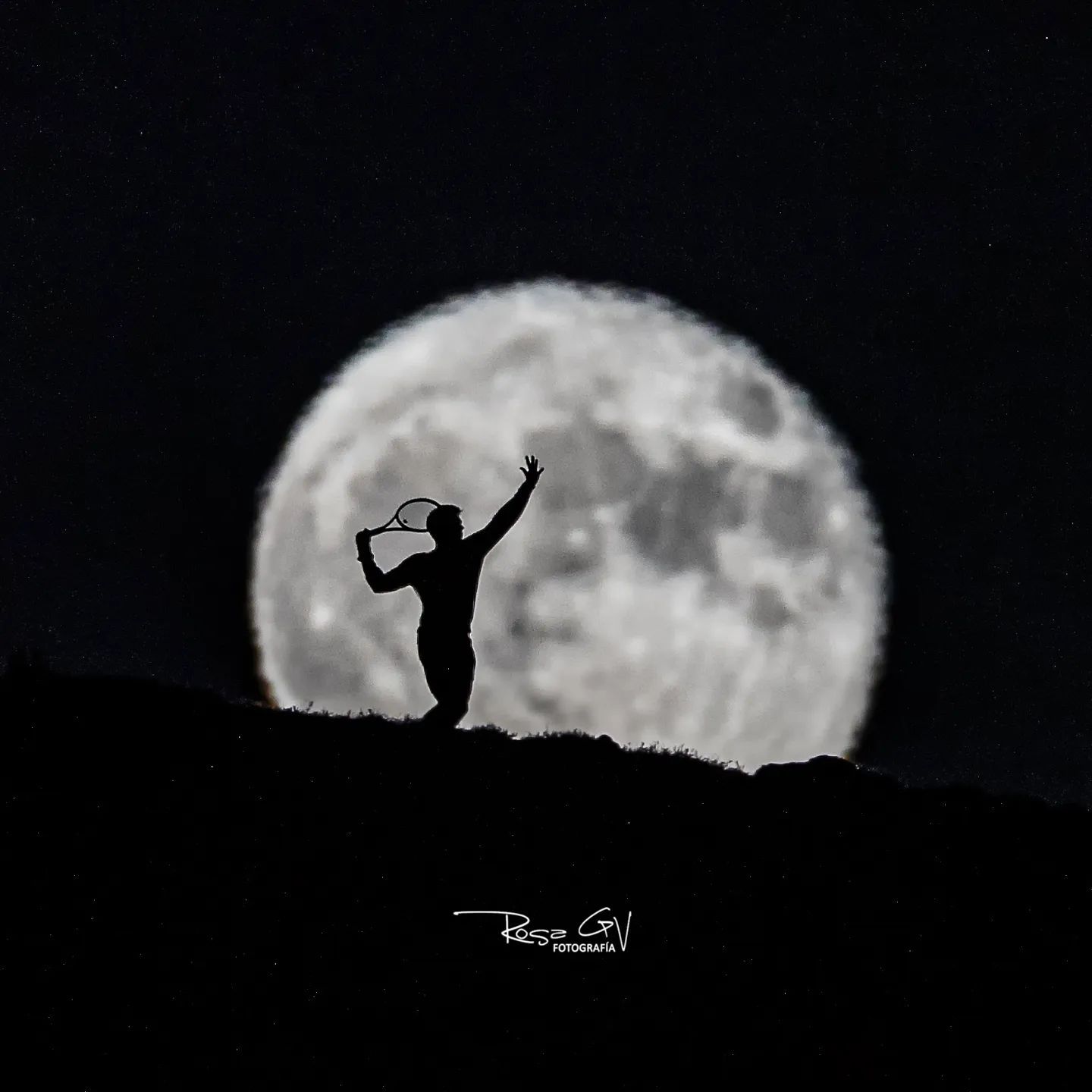 El entrenador de tenis @4ever max1 realiza un saque, con una volea de derecha con la superluna del Ciervo el 13 de abril de 2022 en Lanzarote