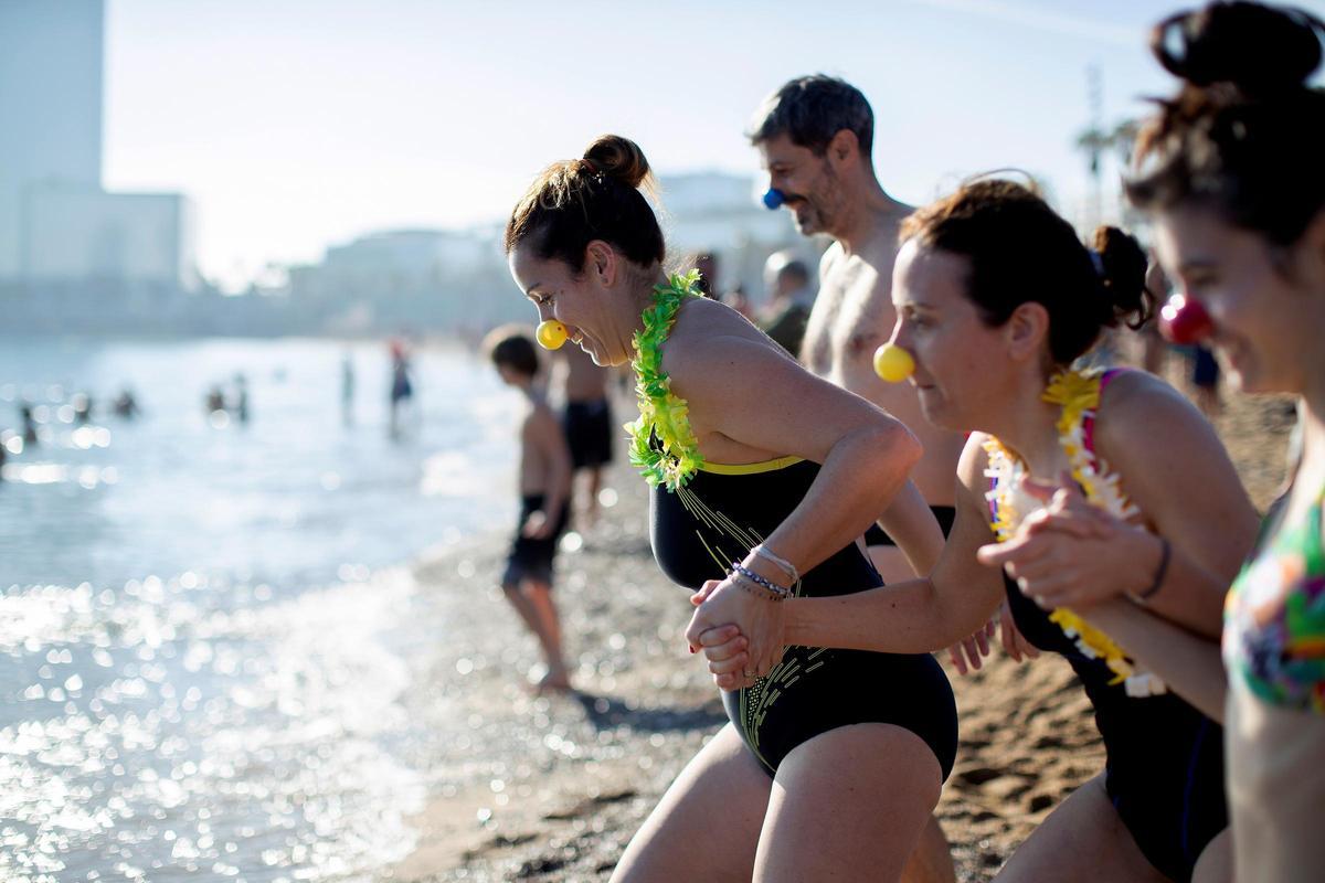 Varios centenares de personas se han congregado este sábado en la playa de San Sebastián para el tradicional primer baño del año.