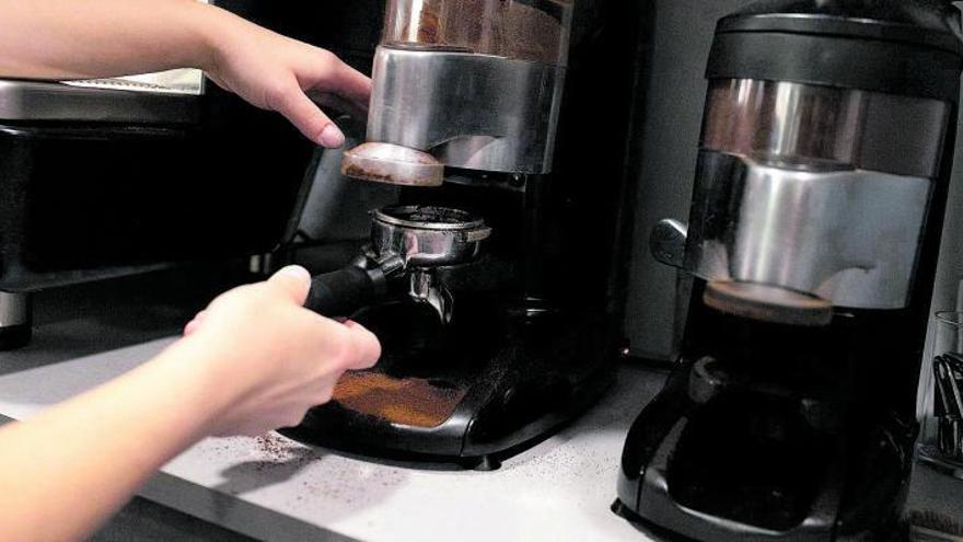 Un camarero prepara un café en un bar de Zamora. |