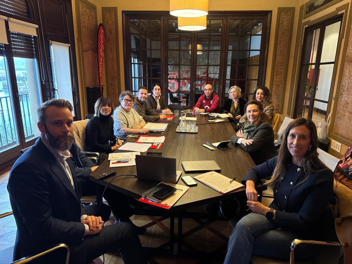Reunión de la Mesa de Turismo de Gijón, con Ángela Pumariega, primera por la derecha.