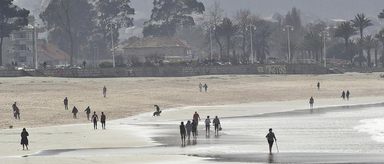 El polvo sahariano cubría ayer el cielo en la playa de Samil. |   // RICARDO GROBAS